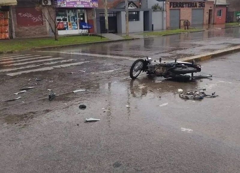 Grave choque en Gonnet: una motociclista quedó internada tras impactar contra una camioneta