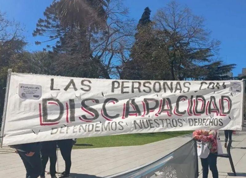 Acampe frente a IOMA: familias y prestadores de personas con discapacidad reclaman respuestas
