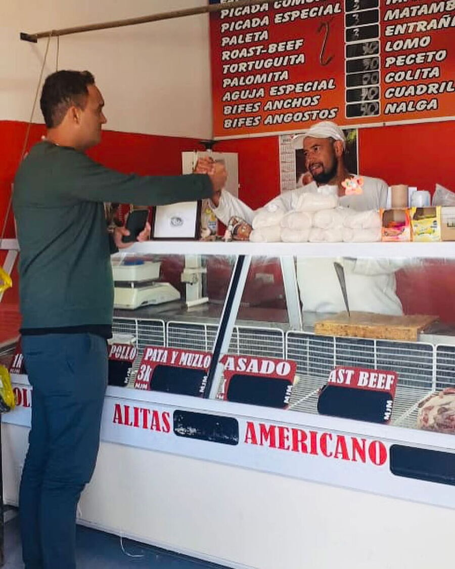 El exdelegado de Los Hornos trabaja en la conformación de un espacio vecinal con eje en seguridad, empleo, alivio tributario y presencia estatal en los barrios y localidades.