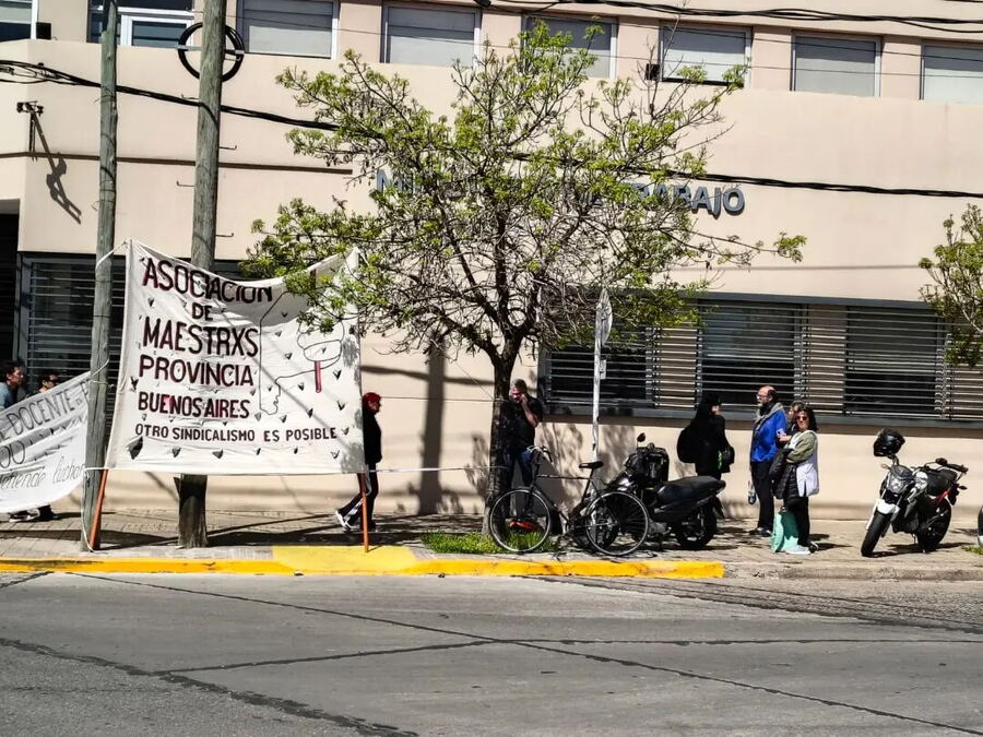 La protesta comenzó el jueves y se extendió durante el viernes en rechazo a las agresiones registradas en la Escuela Primaria N°13. Gremios docentes y miembros de la comunidad educativa reclamaron medidas de protección y una investigación judicial.