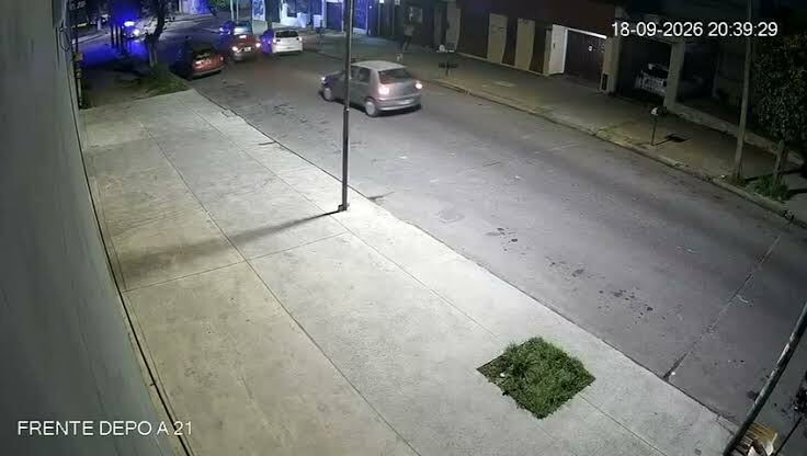 Dos delincuentes interceptaron a la víctima cuando llegaba a su casa de 64 entre 20 y 21. Lo golpearon, le robaron las llaves y uno de ellos le provocó un corte cerca del ojo izquierdo.