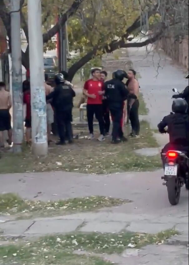 Hinchas de Estudiantes denunciaron que la Policía los reprimió con gas pimienta y balas de goma