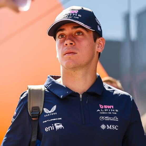 El piloto argentino bloqueó en la primera curva tras la salida del auto de seguridad y terminó impactando contra Pierre Gasly. Lando Norris también quedó involucrado en el accidente y los tres pilotos abandonaron la carrera.