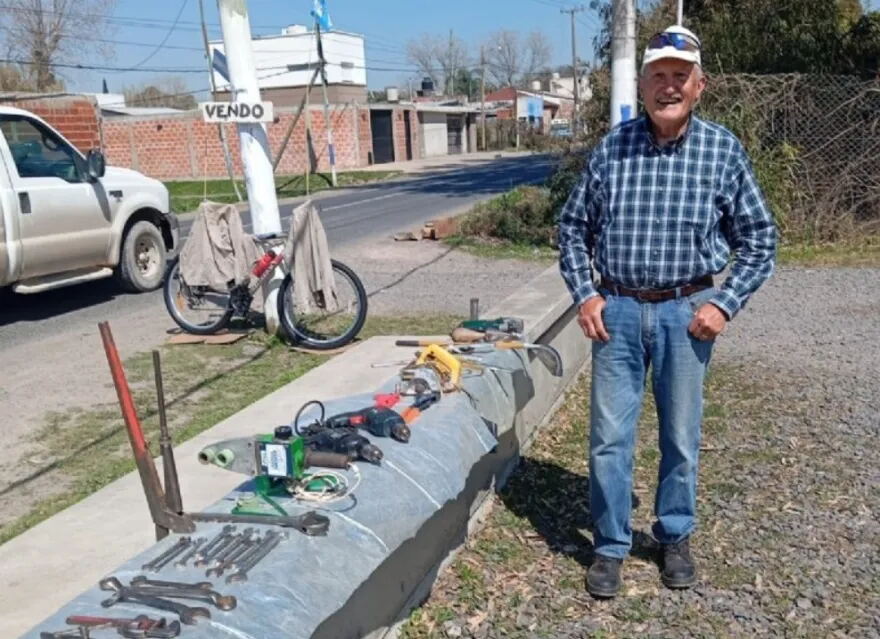 Julio vende sus herramientas en Barrio Aeropuerto para afrontar los gastos del tratamiento de Frida, su perra de 12 años.