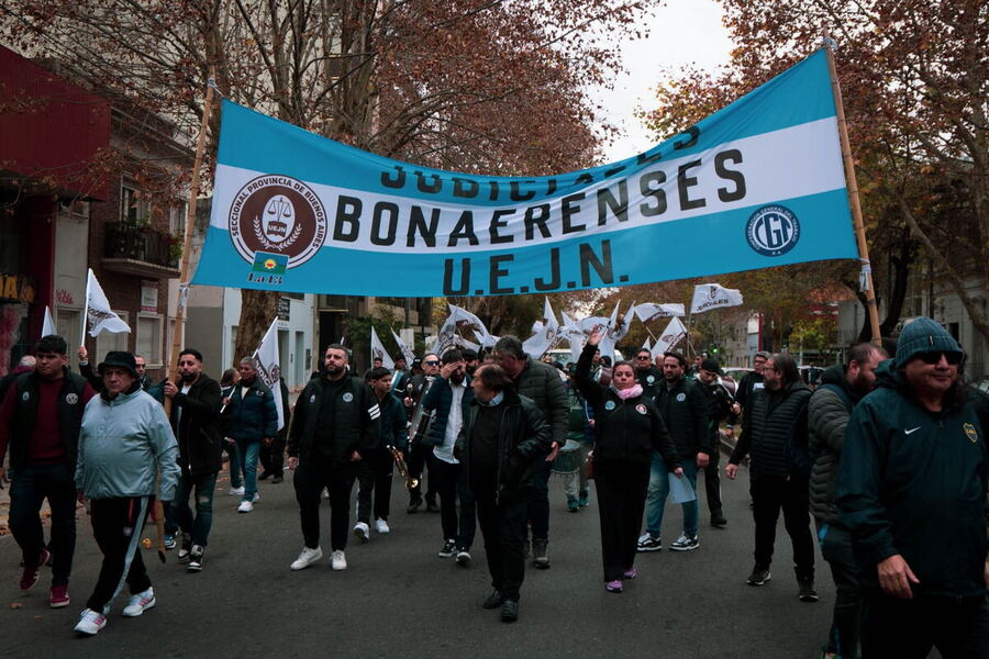 La UEJN Seccional N.º 13 cuestionó al Ejecutivo bonaerense y a la Suprema Corte por la situación salarial y laboral del sector.