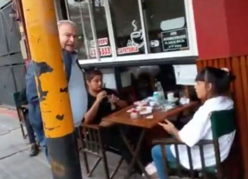"¡Fuera del pueblo, atorrantas!": el intendente de Salto echó a dos mecheras