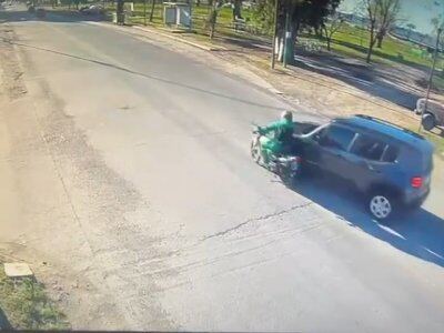 Se adelantó en moto y chocó contra una camioneta que giraba: terminó herido