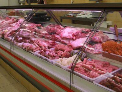Rompieron el blindex y robaron la recaudación de una carnicería en La Plata