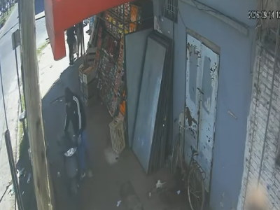 Los Hornos: Robó un cajón de morrones de una verdulería y escapó en moto