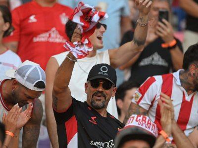 Fuerte cruce de Verón con un hincha de Estudiantes tras la derrota ante Lanús