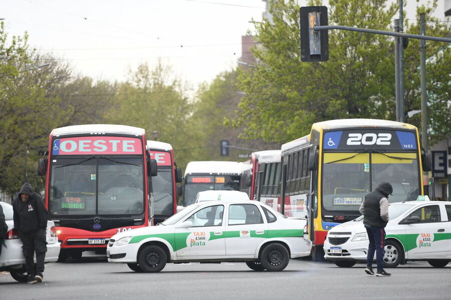 Los choferes realizan una protesta con cortes en distintos puntos de la ciudad y prevén movilizarse al Palacio Municipal para reclamar mayores controles sobre las aplicaciones de transporte.