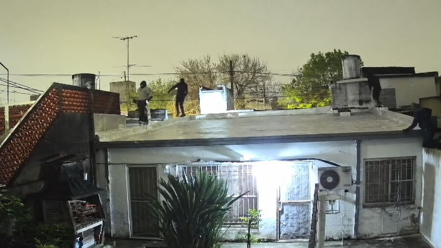 VIDEO | Pánico en barrio La Loma: cinco delincuentes fueron filmados caminando por los techos