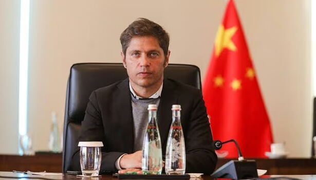 El gobernador bonaerense había analizado participar de la China International Import Expo 2026, pero finalmente descartó la misión comercial porque las fechas se superponen con la agenda del pontífice en Buenos Aires, Claypole y Luján.