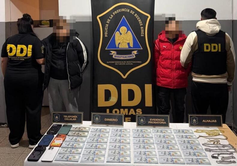 La víctima conoció a la sospechosa en un bar de Floresta y perdió el conocimiento después de llegar a su casa en Llavallol. En los allanamientos secuestraron más de 28 mil dólares, joyas, celulares y medicamentos.
