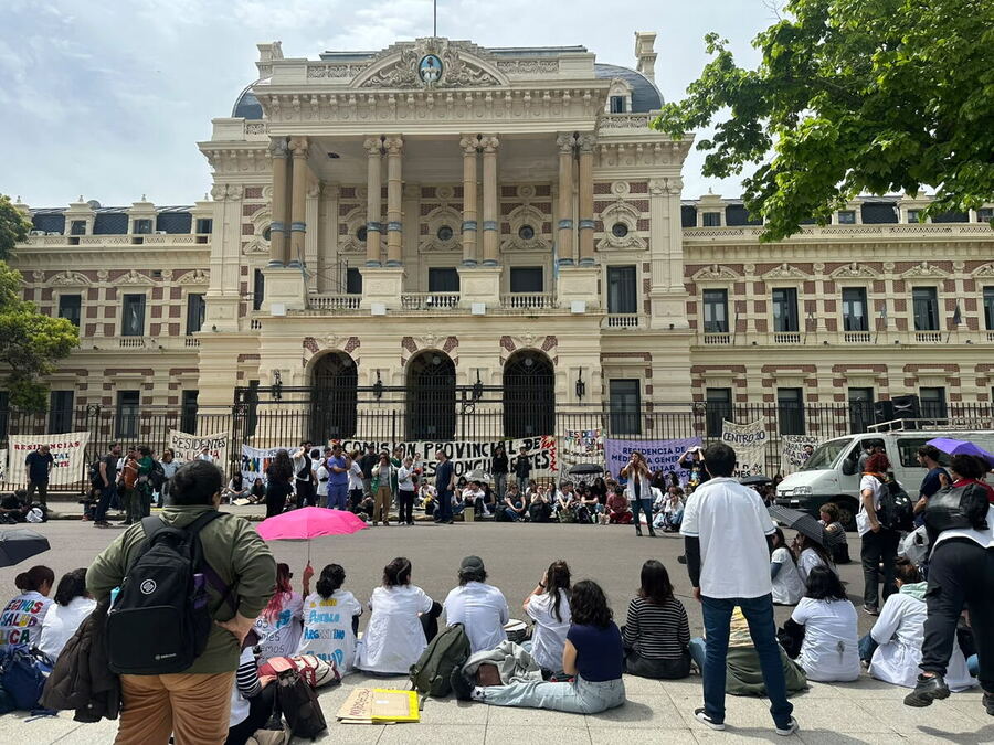Médicos residentes reclamaron salarios dignos frente a la Gobernación bonaerense, en La Plata.
