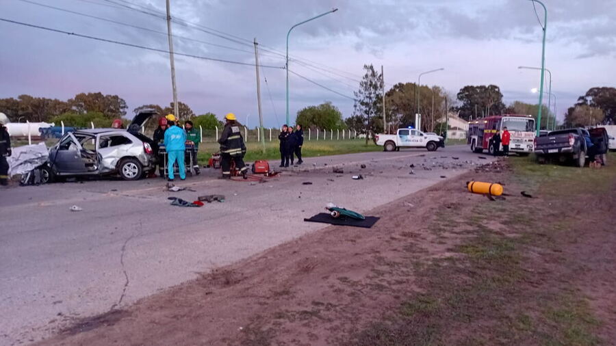 Dos personas quedaron atrapadas tras el fuerte impacto entre una Ford Ranger y un Volkswagen Gol. Fueron rescatadas por Bomberos y trasladadas al Hospital Cestino.