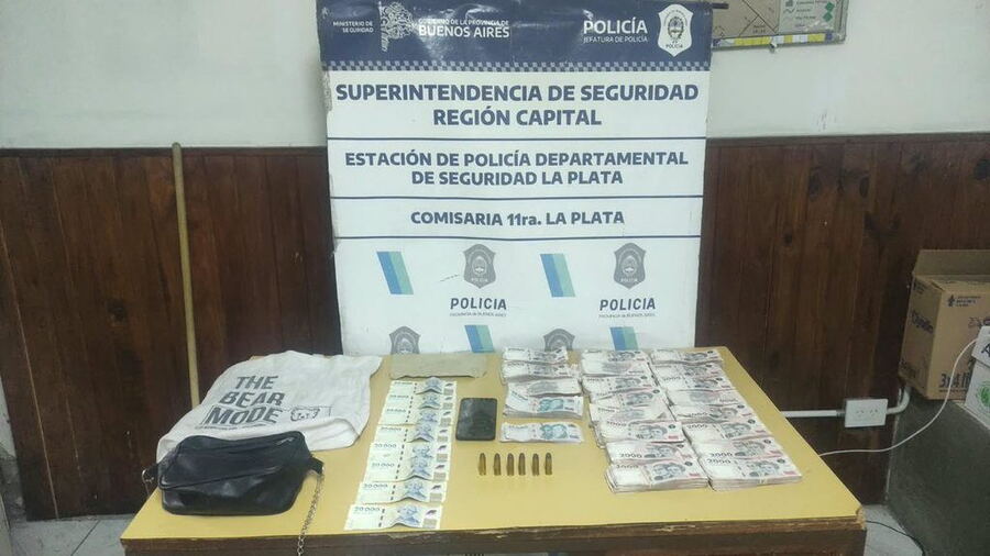 El robo ocurrió en 31 y 527, cuando dos delincuentes armados interceptaron a trabajadores de una fábrica de cerámicos.