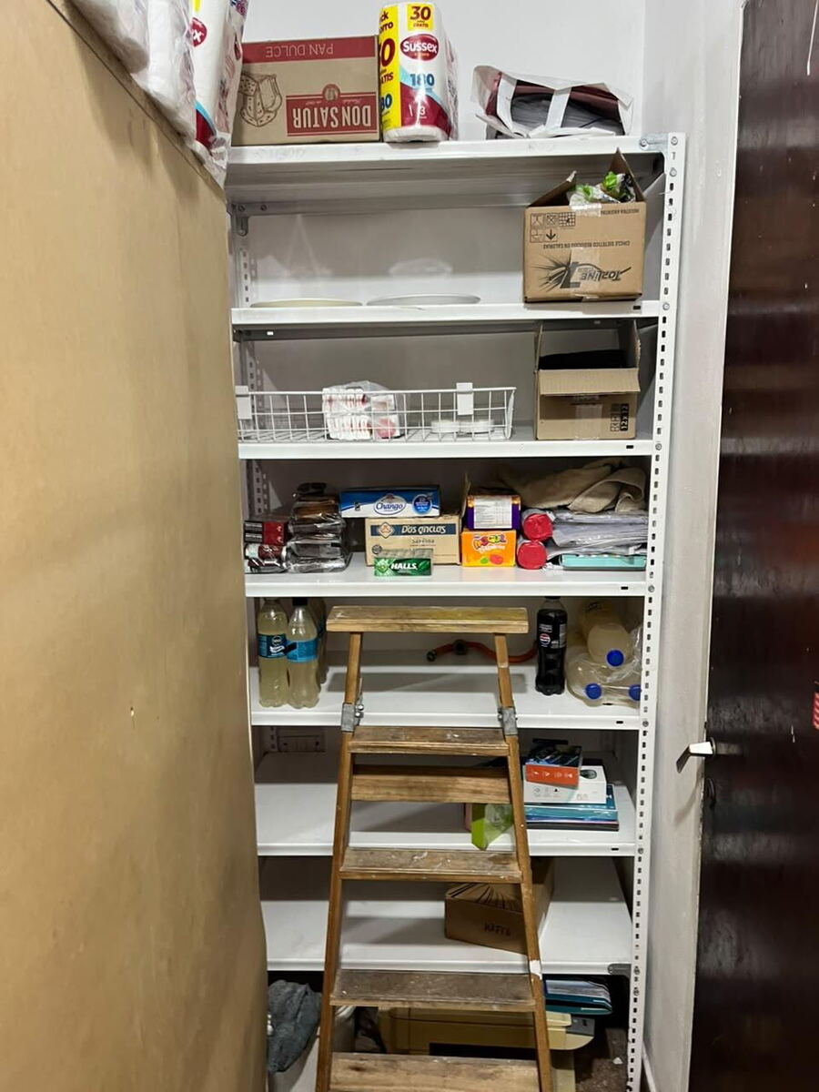 El local está ubicado en 12 y 48, cerca de escribanías, colegios, estudios jurídicos y Plaza Moreno. Tiene entre 20 y 22 metros cuadrados, cuatro heladeras, mercadería variada y un pequeño depósito en el subsuelo.