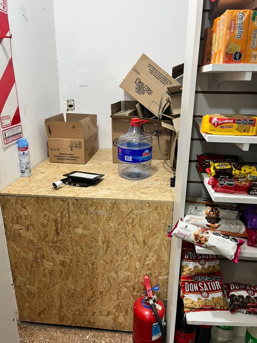 El local está ubicado en 12 y 48, cerca de escribanías, colegios, estudios jurídicos y Plaza Moreno. Tiene entre 20 y 22 metros cuadrados, cuatro heladeras, mercadería variada y un pequeño depósito en el subsuelo.