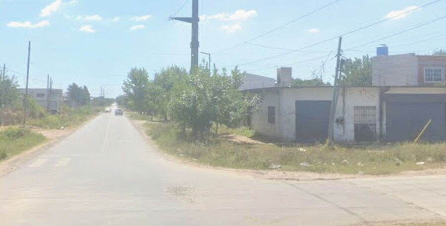 El asalto ocurrió cerca de las 21 en la zona de 167 y 32. Los delincuentes escaparon en un Volkswagen Suran negro con documentación, herramientas, ropa y un celular de la víctima.