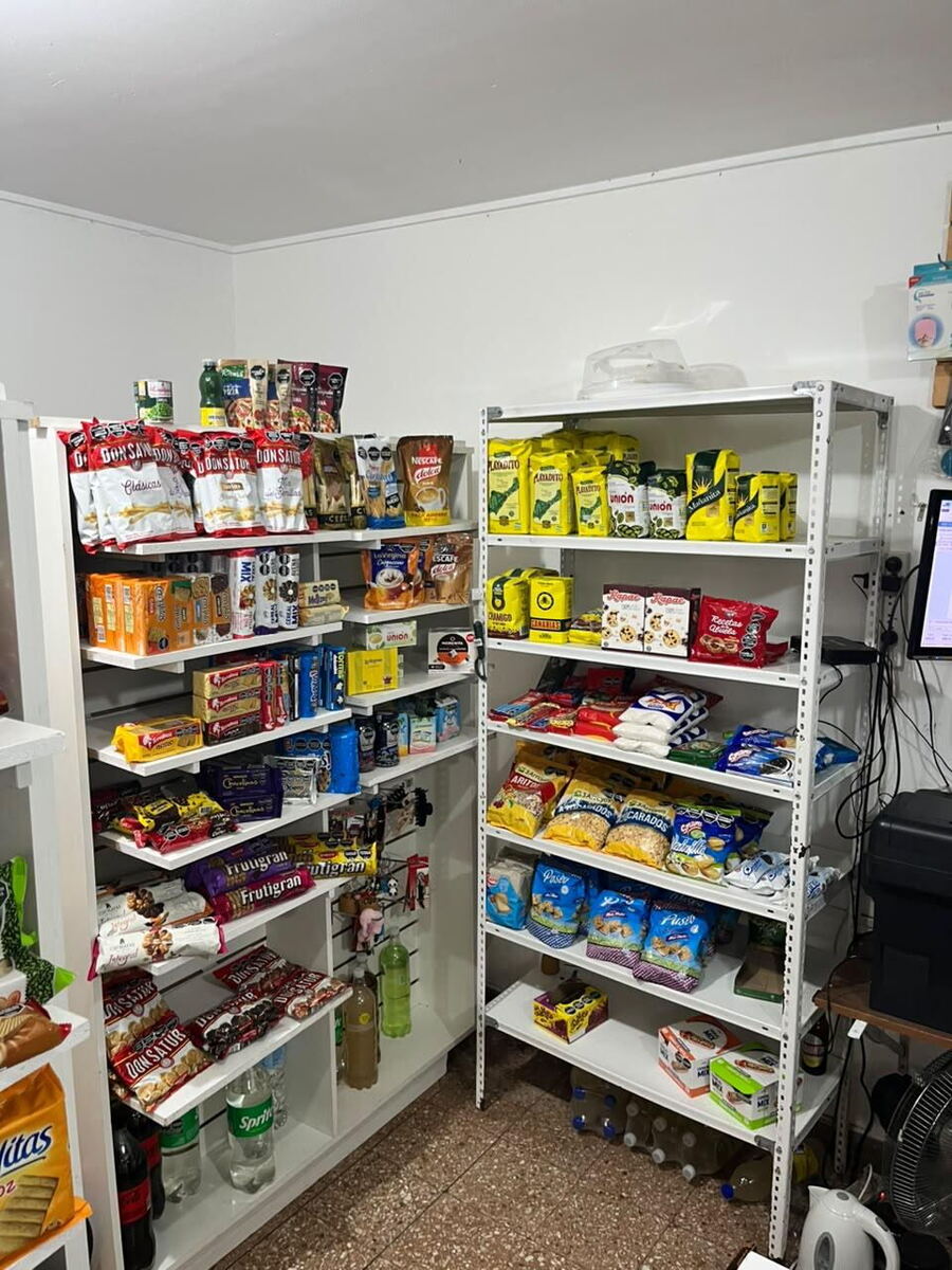 El local está ubicado en 12 y 48, cerca de escribanías, colegios, estudios jurídicos y Plaza Moreno. Tiene entre 20 y 22 metros cuadrados, cuatro heladeras, mercadería variada y un pequeño depósito en el subsuelo.
