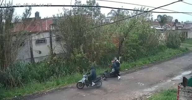 El hecho ocurrió en la zona de 15 y 129, cuando la víctima se preparaba para ir a trabajar. La secuencia quedó registrada por cámaras de seguridad.