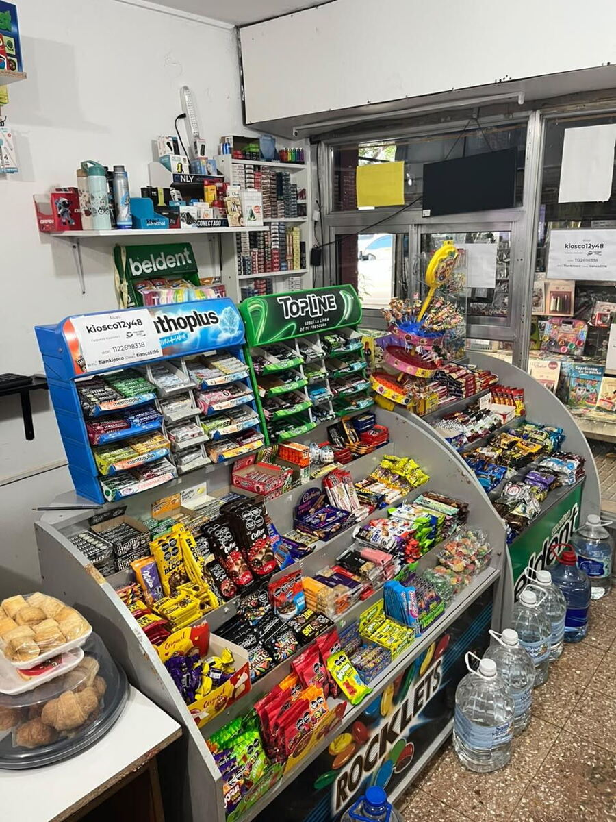El local está ubicado en 12 y 48, cerca de escribanías, colegios, estudios jurídicos y Plaza Moreno. Tiene entre 20 y 22 metros cuadrados, cuatro heladeras, mercadería variada y un pequeño depósito en el subsuelo.