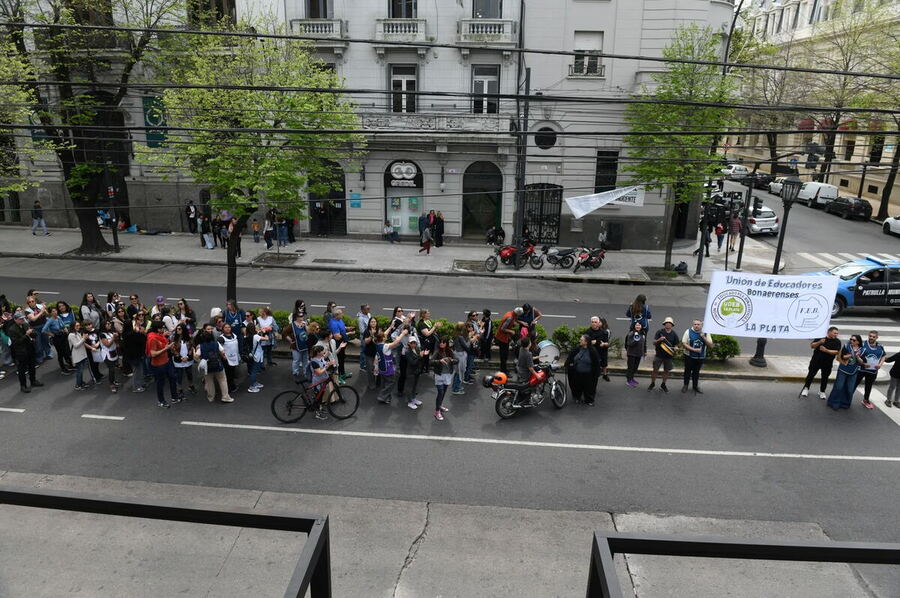 La protesta fue convocada por la UDEB y comenzó en Plaza Italia. Los manifestantes avanzaron hasta la Gobernación y ocuparon parcialmente la avenida 7.