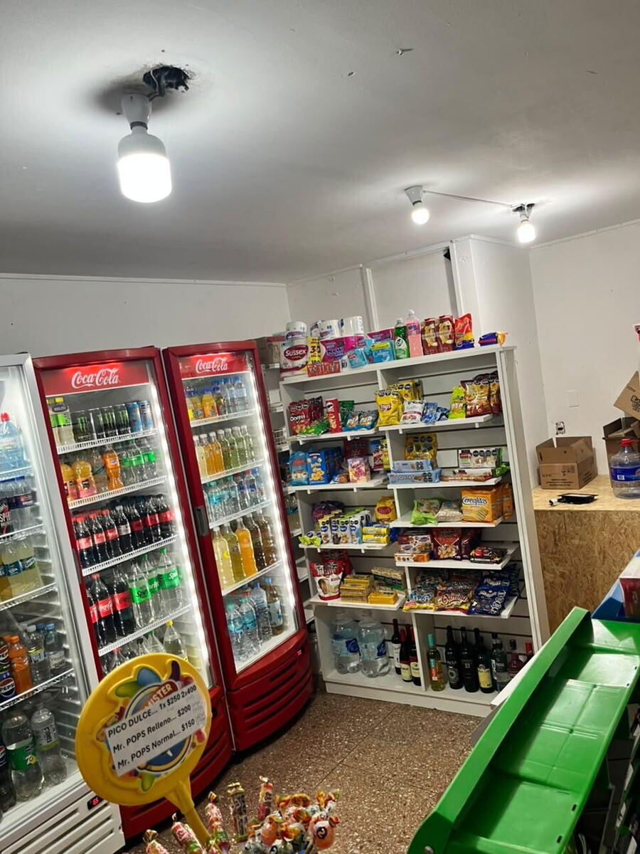 El local está ubicado en 12 y 48, cerca de escribanías, colegios, estudios jurídicos y Plaza Moreno. Tiene entre 20 y 22 metros cuadrados, cuatro heladeras, mercadería variada y un pequeño depósito en el subsuelo.