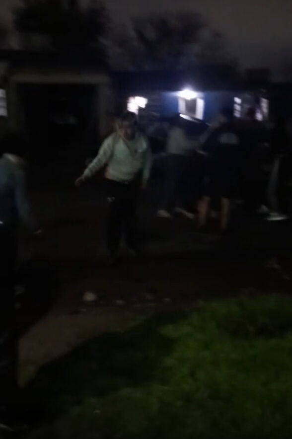 El accidente ocurrió en la zona de 609 y 123. Un hombre de 34 años fue hospitalizado tras el impacto y el adolescente recibió atención médica por las lesiones sufridas durante la golpiza.