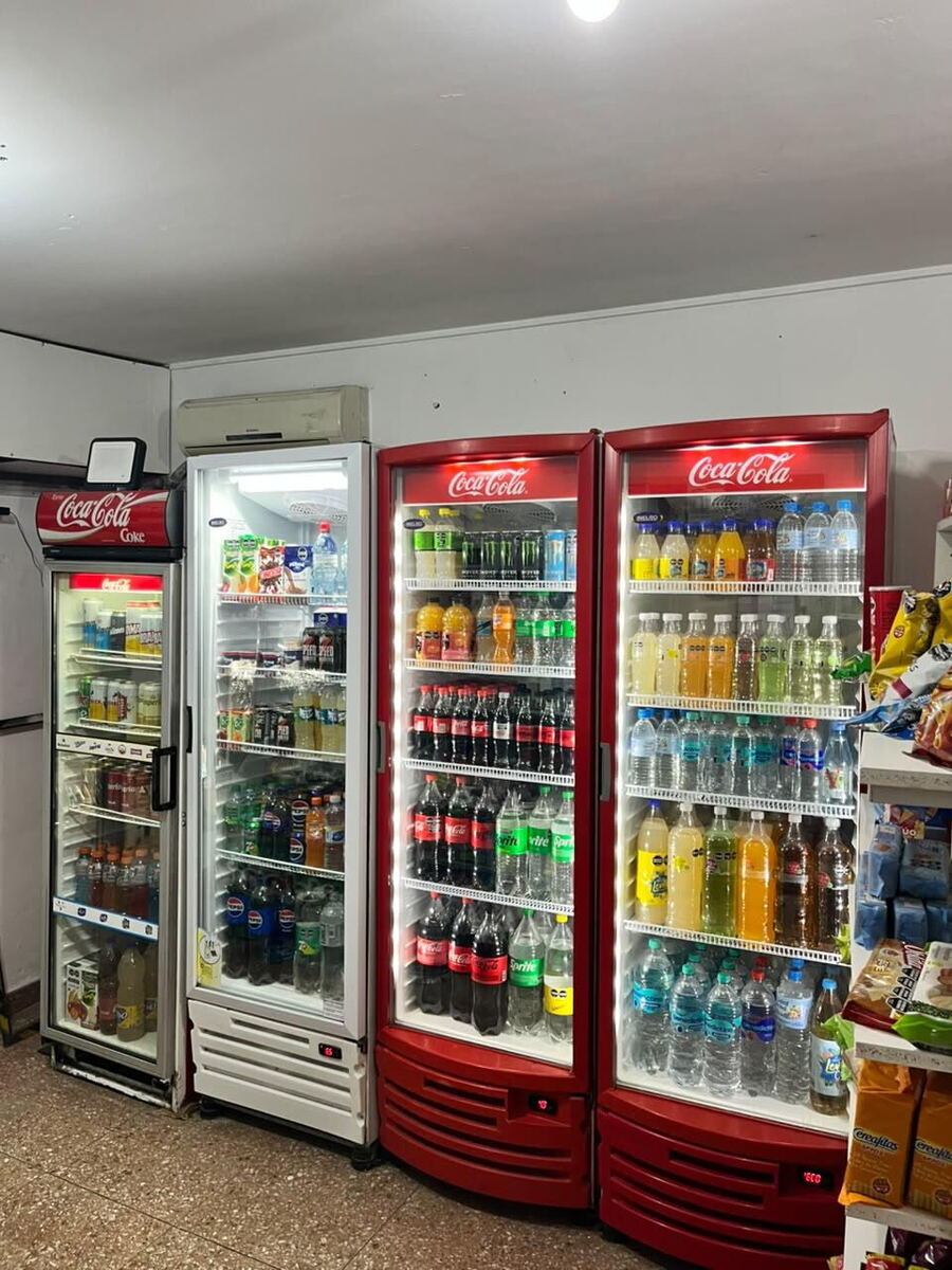 El local está ubicado en 12 y 48, cerca de escribanías, colegios, estudios jurídicos y Plaza Moreno. Tiene entre 20 y 22 metros cuadrados, cuatro heladeras, mercadería variada y un pequeño depósito en el subsuelo.