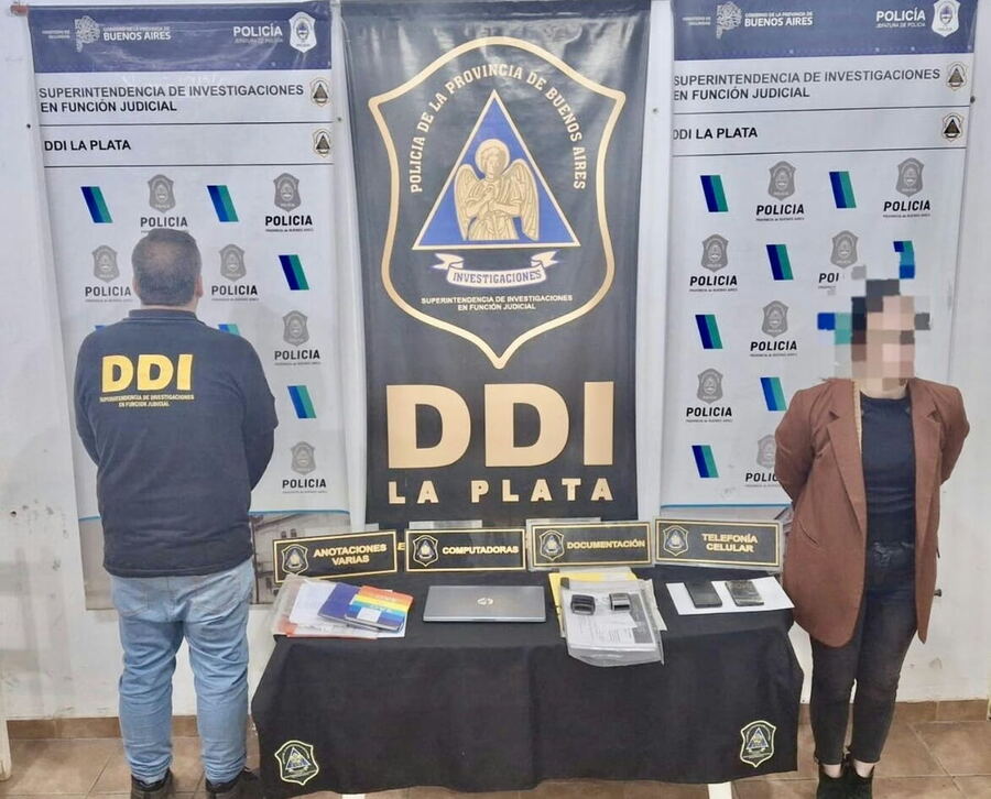 La investigación comenzó tras una denuncia del Colegio de Psicólogos y derivó en allanamientos en un consultorio del centro y una vivienda de Gonnet. Secuestraron informes de pacientes, sellos, un diploma y una credencial de psicóloga.