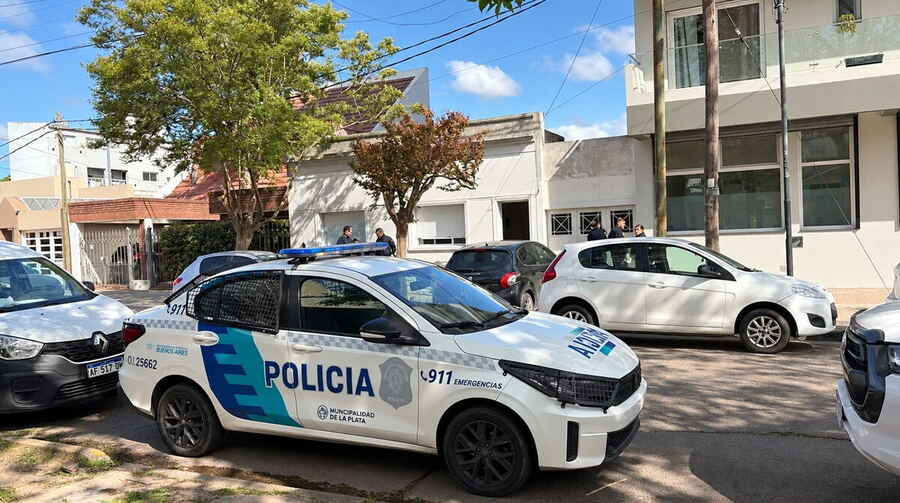 El cuerpo fue encontrado en una vivienda de 49 entre 25 y 26. Un hombre de 60 años, que aseguró haber pasado la noche con ella, dio su versión sobre lo ocurrido.