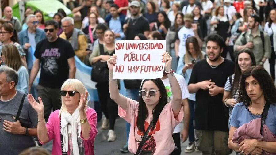 El juez federal Martín Cormick dispuso una sanción económica contra el jefe de Gabinete por el presunto incumplimiento de una medida cautelar vinculada con la Ley de Financiamiento Universitario.
