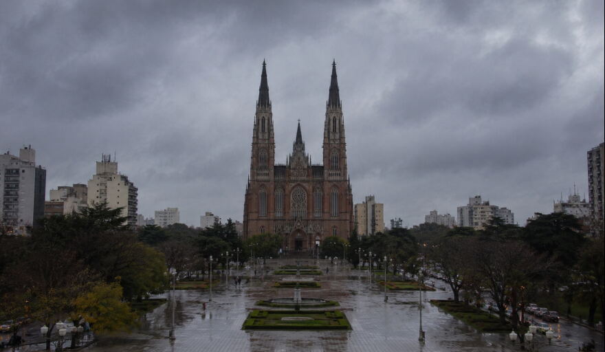 El viernes estará marcado por lluvias y tormentas en La Plata, con una máxima prevista de 23°C.