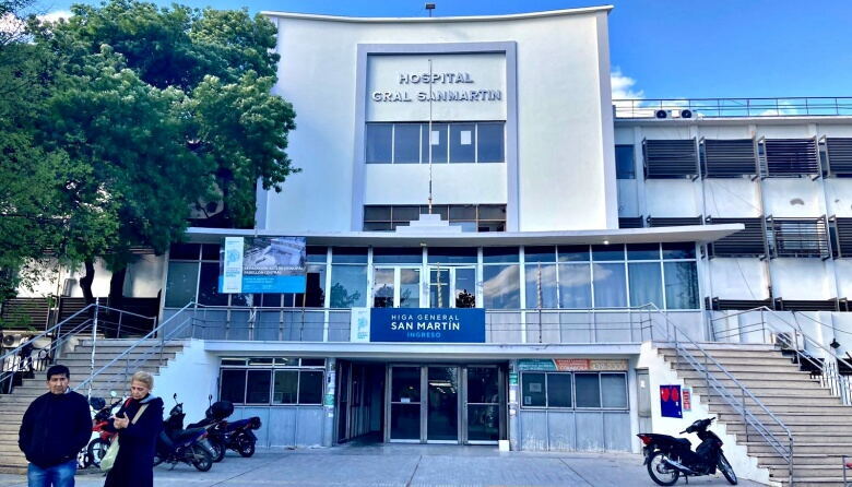 El ataque ocurrió cerca de las 4.30 en un bar de 50 entre 5 y 6. La víctima fue trasladada al Hospital San Martín, donde recibió varios puntos de sutura.