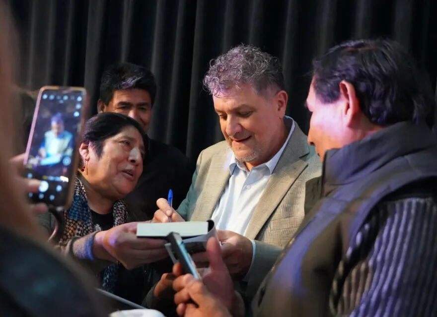 El exjuez y exconcejal platense planteó un modelo para facilitar el acceso a la tierra y cuestionó el negocio inmobiliario. Su iniciativa contempla lotes sociales con servicios básicos y financiación a largo plazo.