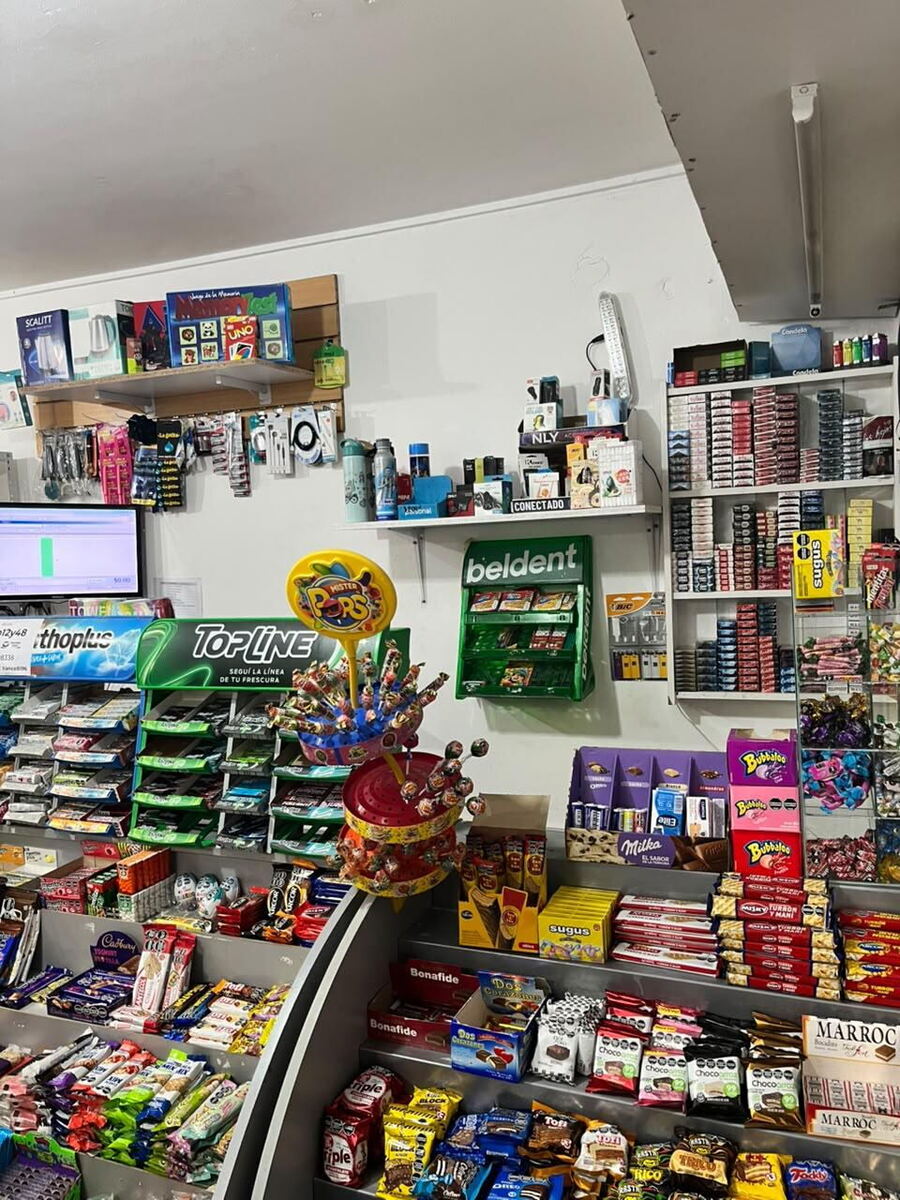 El local está ubicado en 12 y 48, cerca de escribanías, colegios, estudios jurídicos y Plaza Moreno. Tiene entre 20 y 22 metros cuadrados, cuatro heladeras, mercadería variada y un pequeño depósito en el subsuelo.