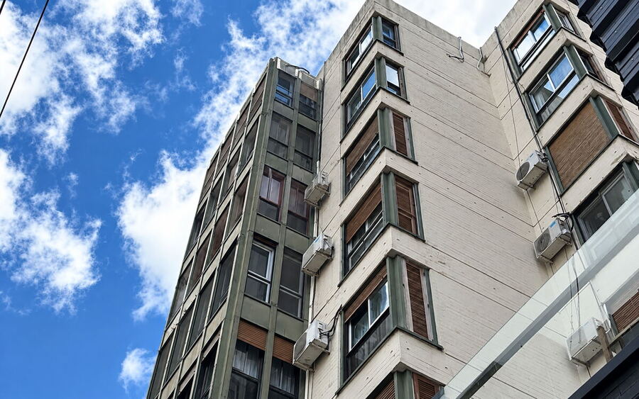 El fuego se desató en un departamento del quinto piso de una torre ubicada en 48 entre 8 y 9. Dos dotaciones de bomberos trabajan en el lugar y la cuadra permanece cortada al tránsito.