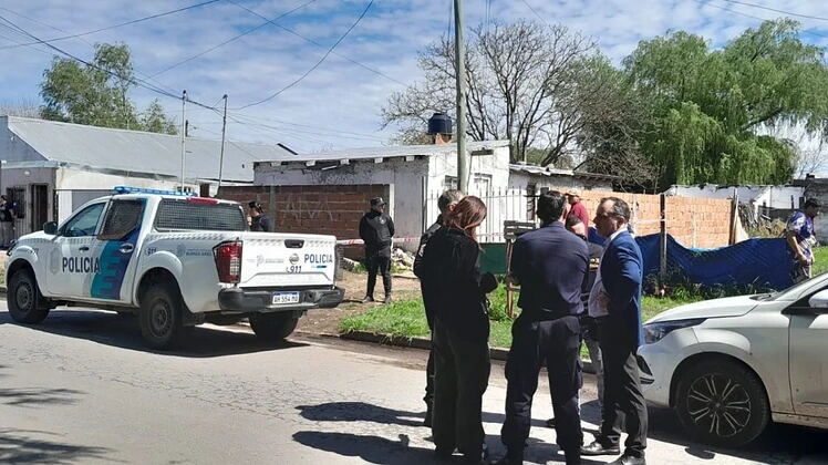 Los allegados de la mujer asesinada en el barrio Hipódromo aseguran que el pequeño quedó al cuidado de familiares del detenido y reclaman que pueda regresar con su familia materna.