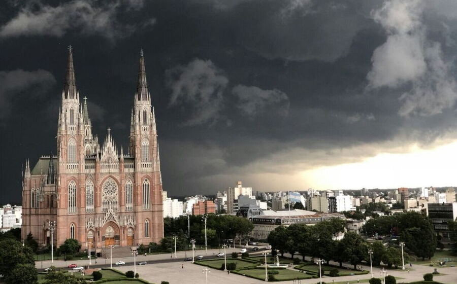 El período más complicado está previsto entre las 10 y las 18. Recomiendan extremar las precauciones y evitar sacar los residuos durante la jornada.