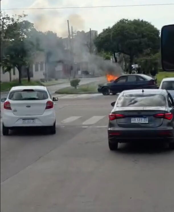 El Ford Escort quedó destruido por las llamas en 117 y 532. Mientras el dueño se dirigió a la comisaría para reportar lo ocurrido, ladrones desmantelaron parte del vehículo y se llevaron un bolso del baúl. Vecinos reclamaron más patrullajes en la zona.