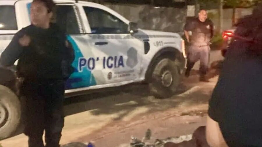 La agresión ocurrió en la zona de 82 y 18, en Altos de San Lorenzo. La víctima intentaba retirarse de una discusión cuando fue atacada por la espalda. Su familia reclama justicia y todavía no hay detenidos.