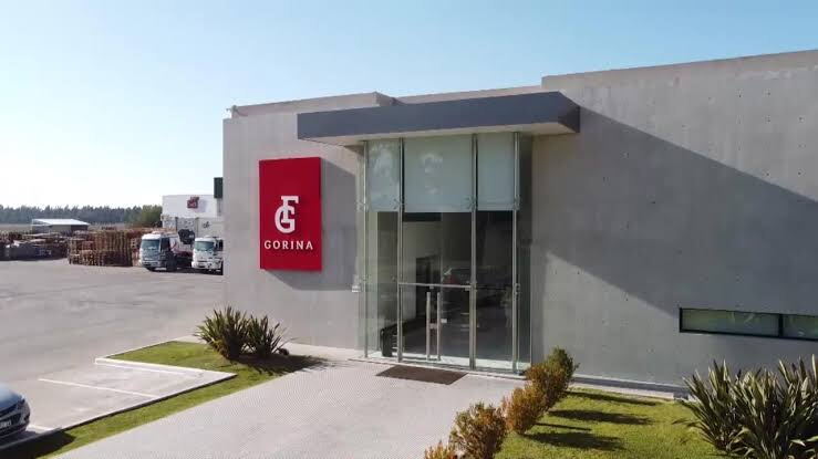 El robo ocurrió durante la madrugada en un establecimiento de 501 y 155. Los ladrones redujeron a los trabajadores, golpearon a dos empleados y escaparon en dos camionetas tras permanecer más de dos horas en el lugar.